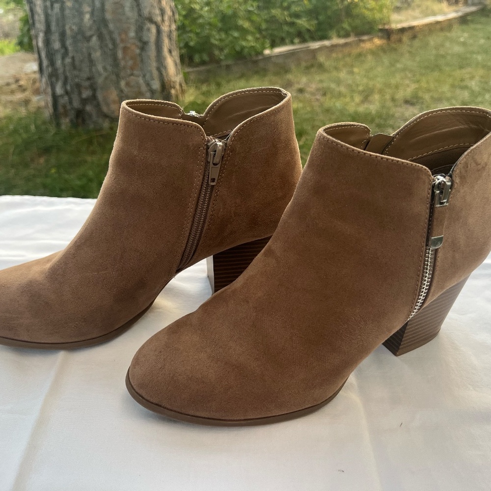 Style and Co size 8.5 taupe ankle boot